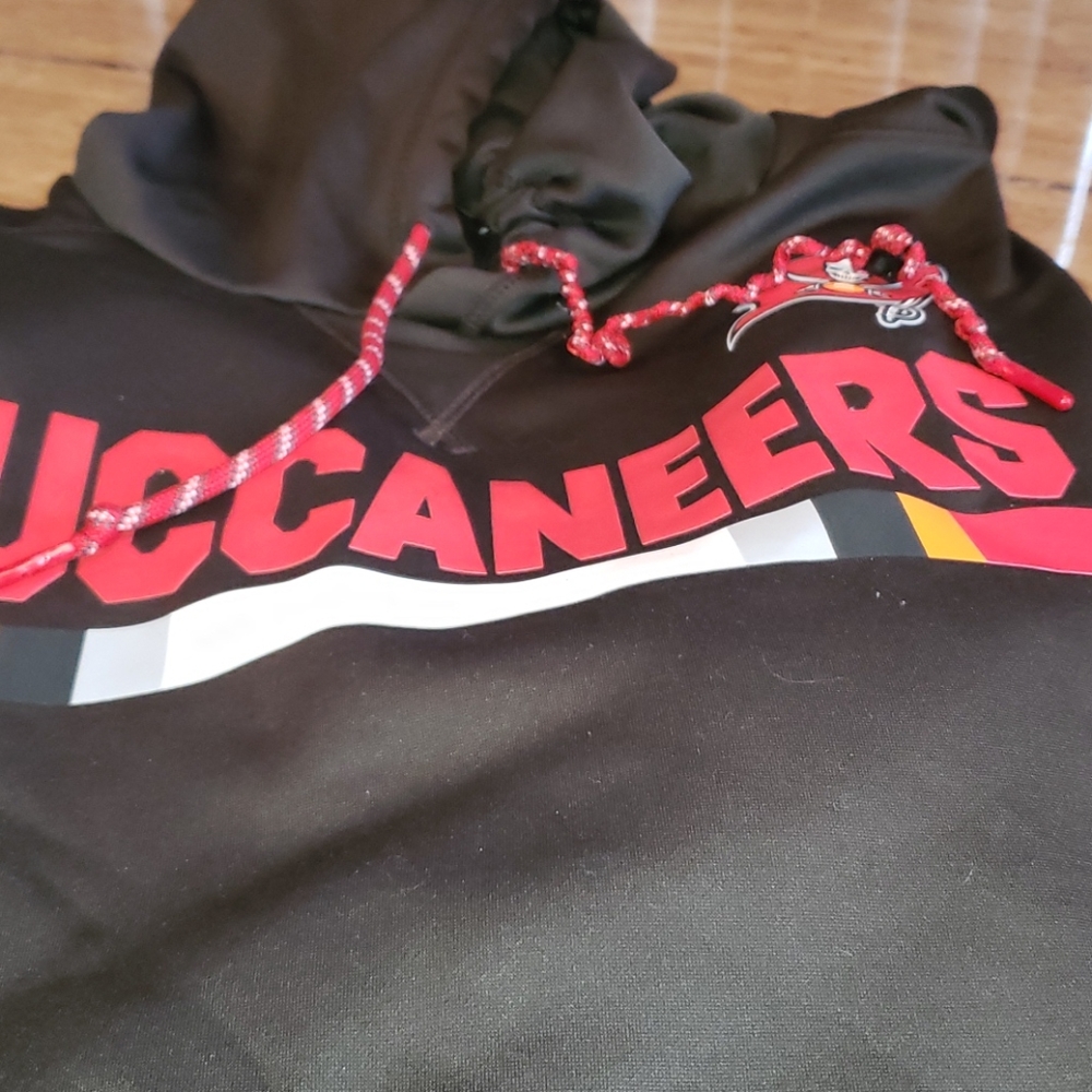 NFL Buccaneers Men's medium swearshirt
